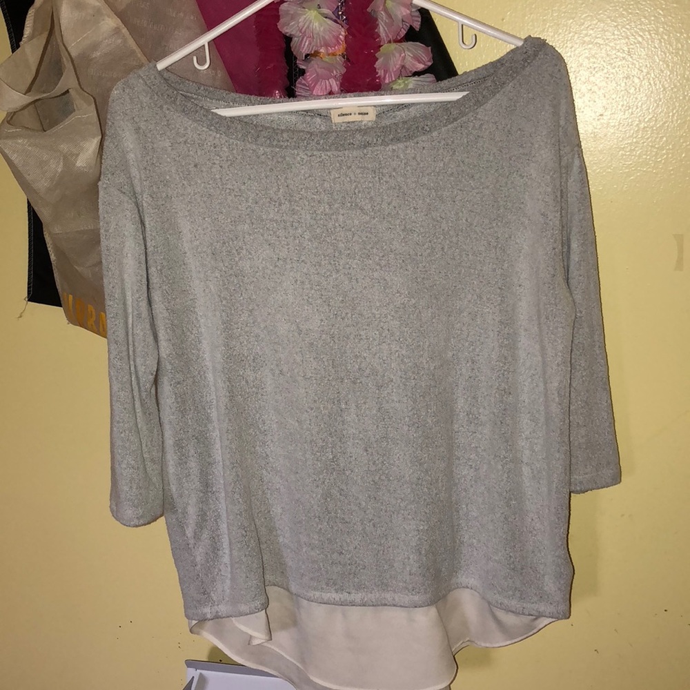 quarter sleeve, wide neck gray knit with details.